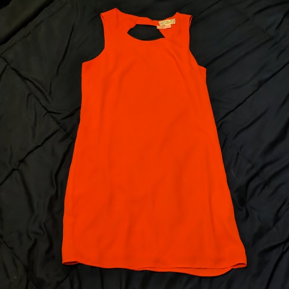 Sheath dress keyhole back